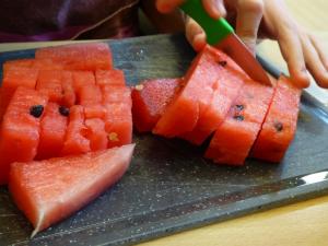 Internationale Küche: Vorbereitung eines Wassermelone-Feta-Salats